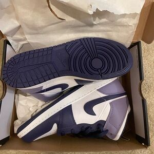 Air Jordan 1 (mid) size 7 boys